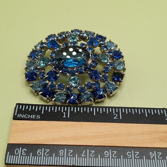 Vintage Blue Rhinestone Oval Brooch, Silver Tone, 1960s, 1 1/8 Inch - Picture 8 of 13